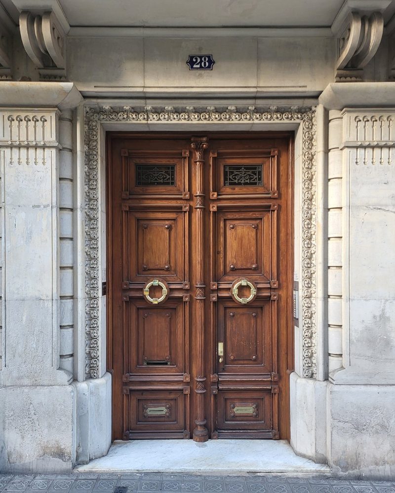 Puerta de la calle Balmes 28, Barcelona